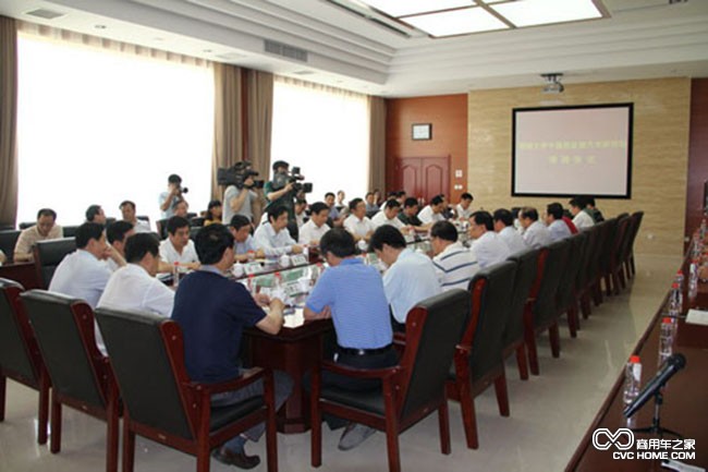 中通客車總經(jīng)理孫慶民與聊城大學(xué)副校長孫蘭雨簽署合作協(xié)議  商用車之家