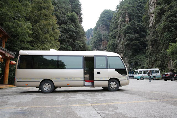 側(cè)圍裝飾條不但有效保護(hù)車身側(cè)圍受到意外摩擦，同時(shí)增添車身側(cè)圍美觀性 商用車