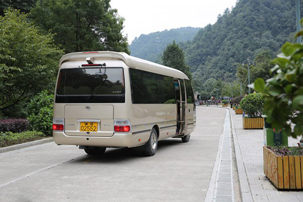 前后玻璃均采用黑帶處理，整體視覺優(yōu)雅尊貴 江淮寶斯通