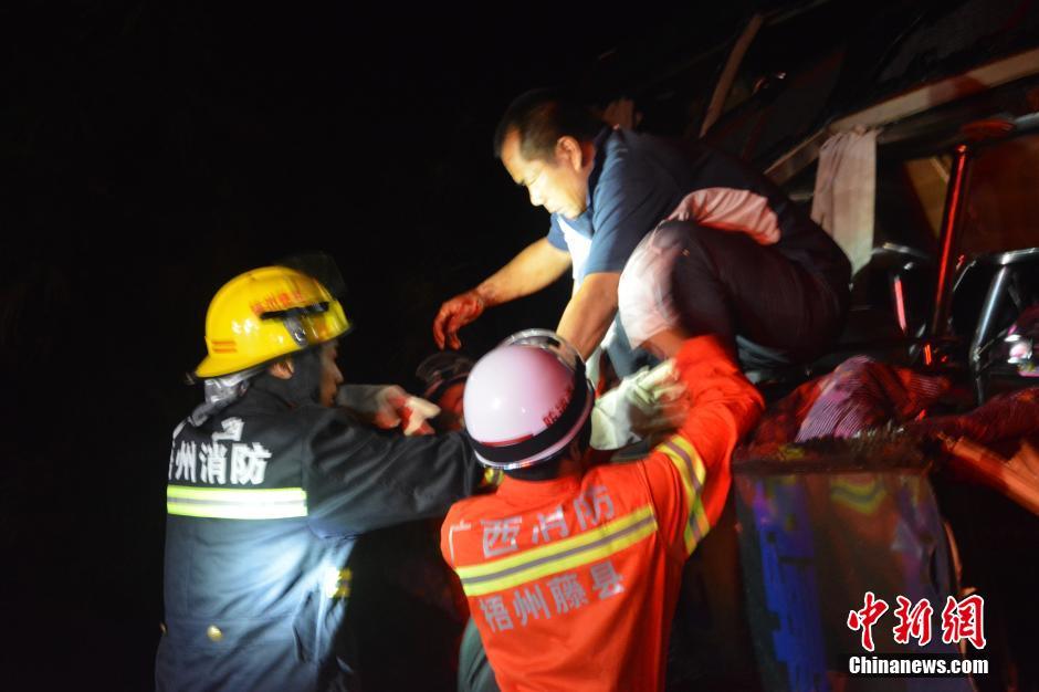 客車與貨車相撞 18 商用車之家