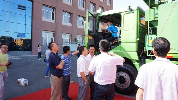 陜汽工作人員向各位領(lǐng)導(dǎo)介紹陜汽渣土車優(yōu)勢(shì).jpg