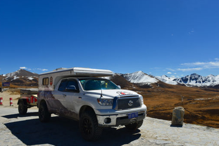 成為房車的皮卡載著全家去旅游