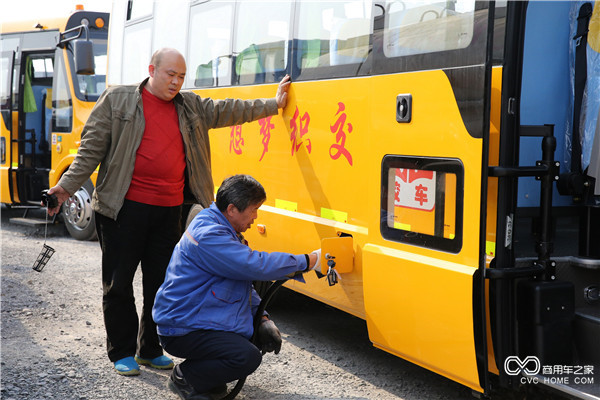 工作人員正在為海格校車加油.JPG