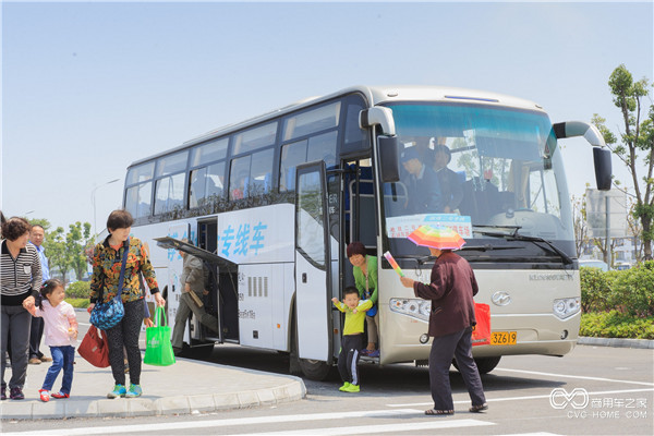 走下園博會專線車，游客們的內(nèi)心滿是期待.jpg